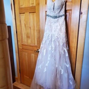 Size 6 strapless stella york wedding dress fits more like a 4 in the bust area.